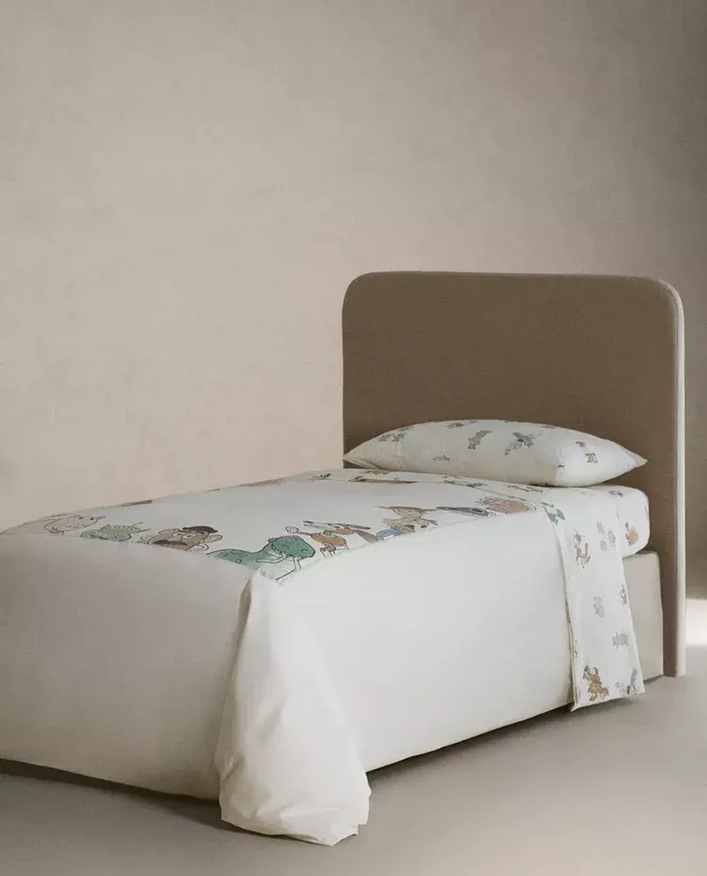 ZARA HOME ДЕТСКАЯ ВЕРХНЯЯ ПРОСТЫНЯ TOY STORY ©DISNEY, РАЗНОЦВЕТНЫЙ