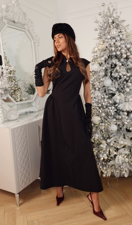 Платье в длине миди с вырезом капелька