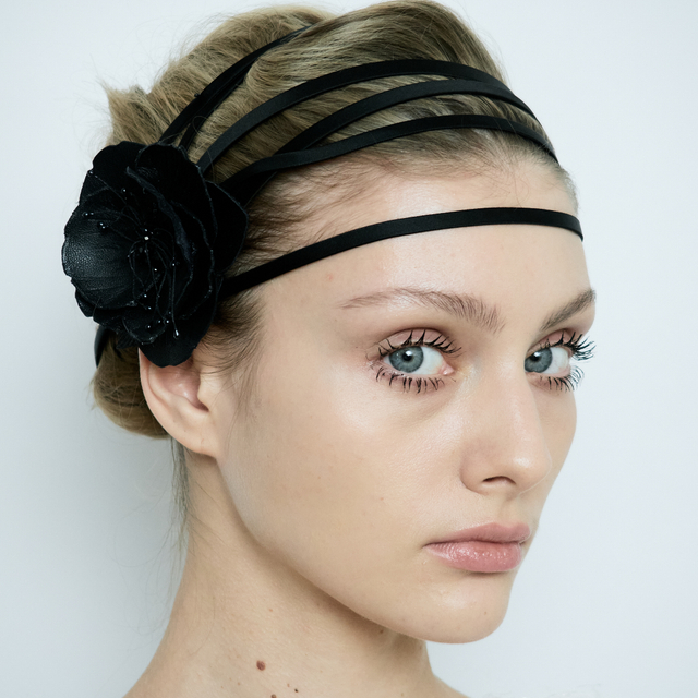 Заколка-пион из черной кожи