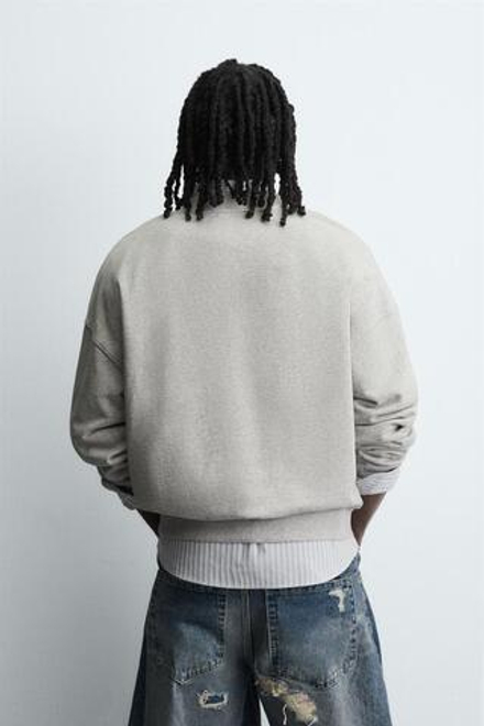 ZARA ТОЛСТОВКА С НАДПИСЬЮ VARSITY И КРУГЛЫМ ВЫРЕЗОМ, СЕРЫЙ МЕЛАНЖ