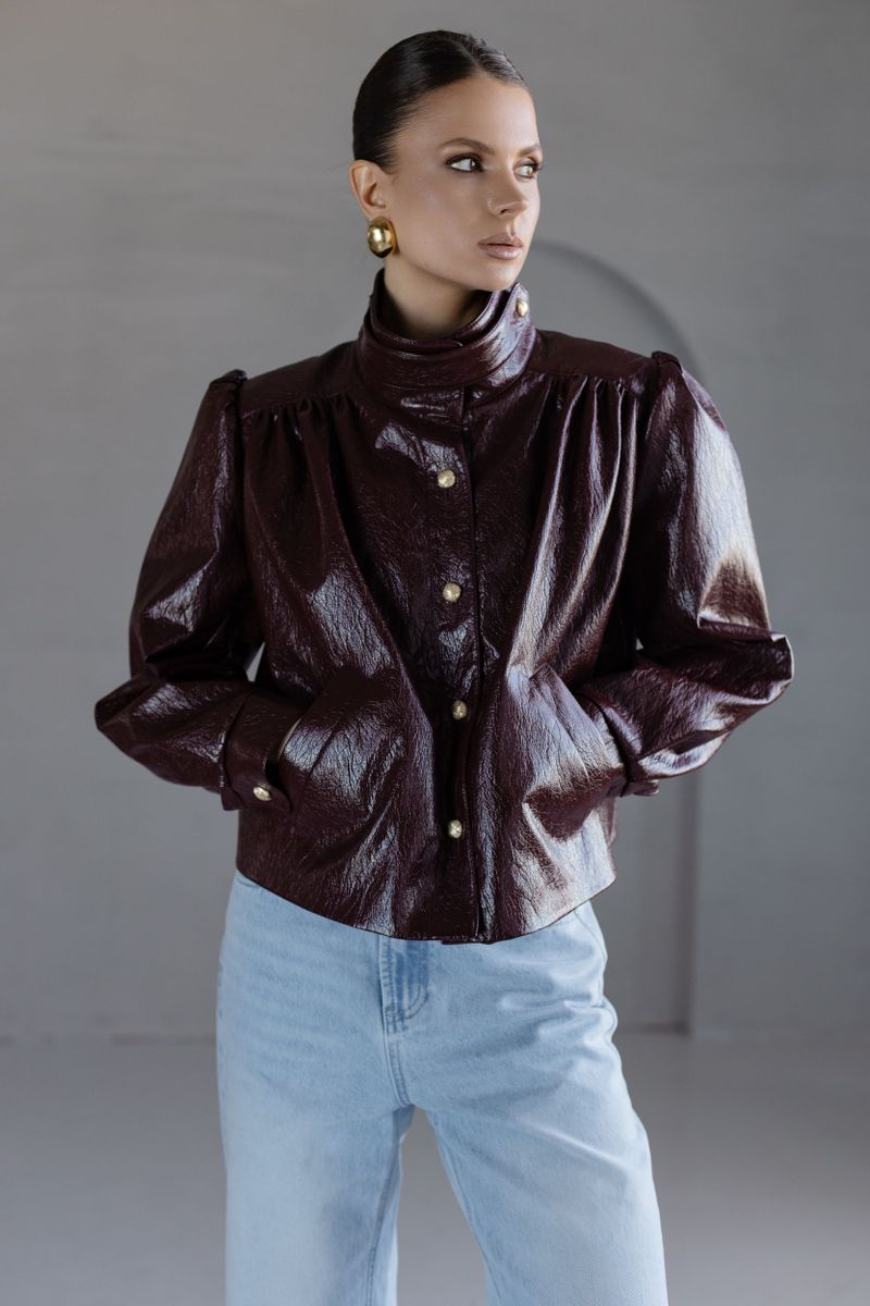 Бомбер из эко-кожи с драпировкой бордовый