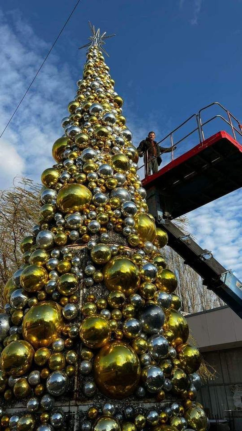 Уличная елка из шаров