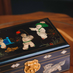 Лаковая шкатулка с инкрустацией и бархатной отделкой