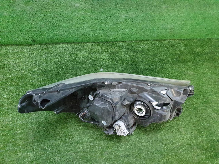 Битая Фара левая Toyota Hilux 8 (2015-2020) LED