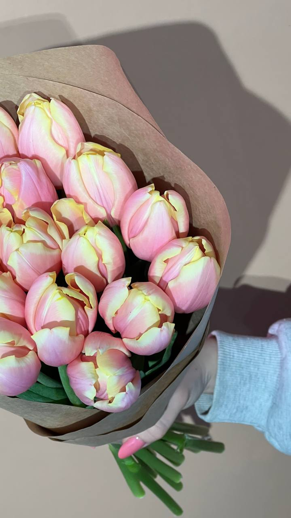 Охапка 20 тюльпанов нежных розовых оттенков