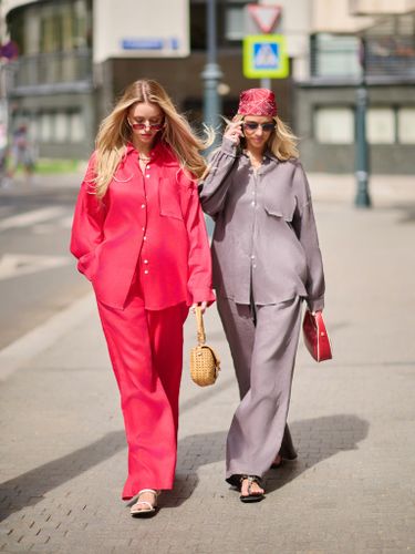 Красный льняной брючный костюм с необработанными краями