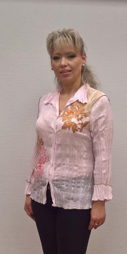 Розовый блузон-жатка с апликацией и кружевами