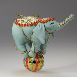 Ёлочная игрушка Слон на шаре