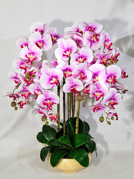 Орхидеи бело-лиловые 7 веток 80 см в широком кашпо