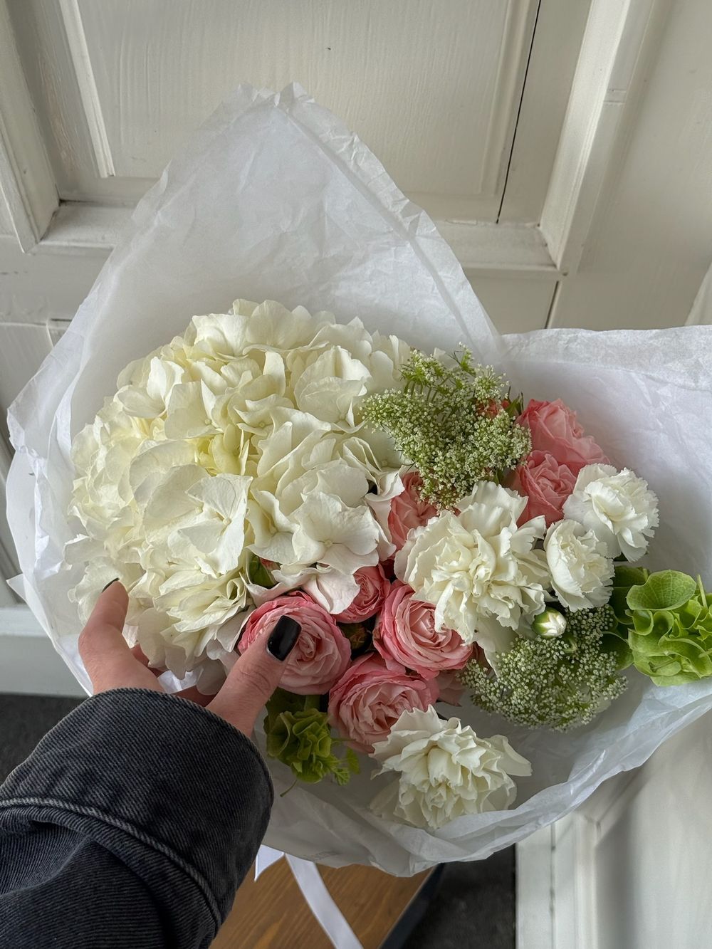 Букет сборный из гортензии, кустовых пионовидных роз, диантусов и амми