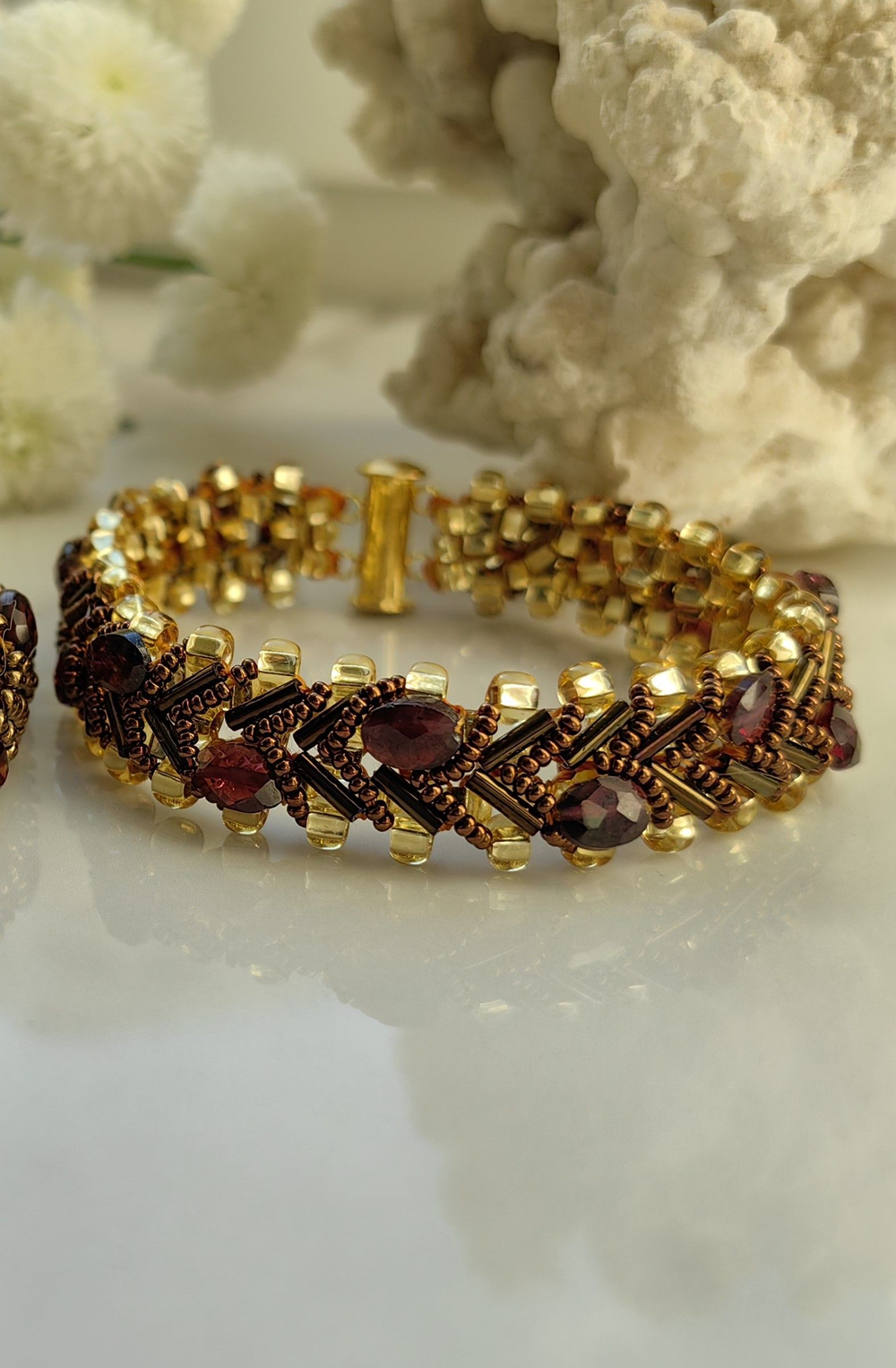 Браслет из бисера "Змейка" 18 см ручной работы с камнем Гранат