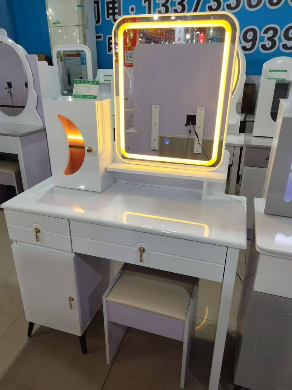 Туалетный столик с LED-подсветкой