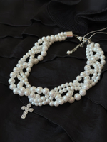 Колье "Одри" переплетеные нити белого жемчуга с крестом из цирконов, оттенок серебро