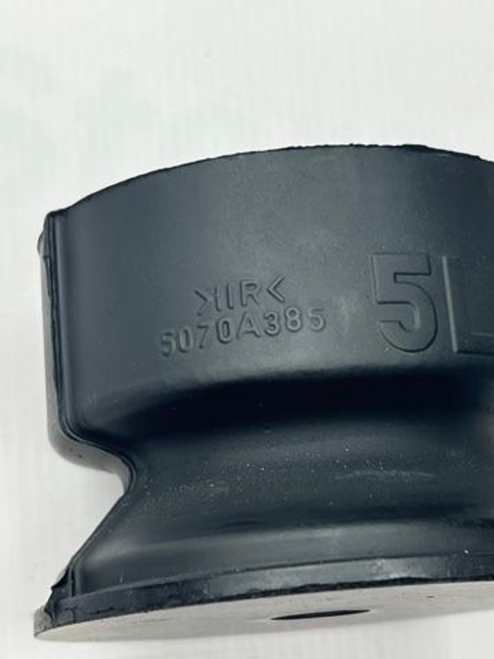 Подушка Кузова Mitsubishi Pajero #5 нижняя. 5070A385. Оригинал