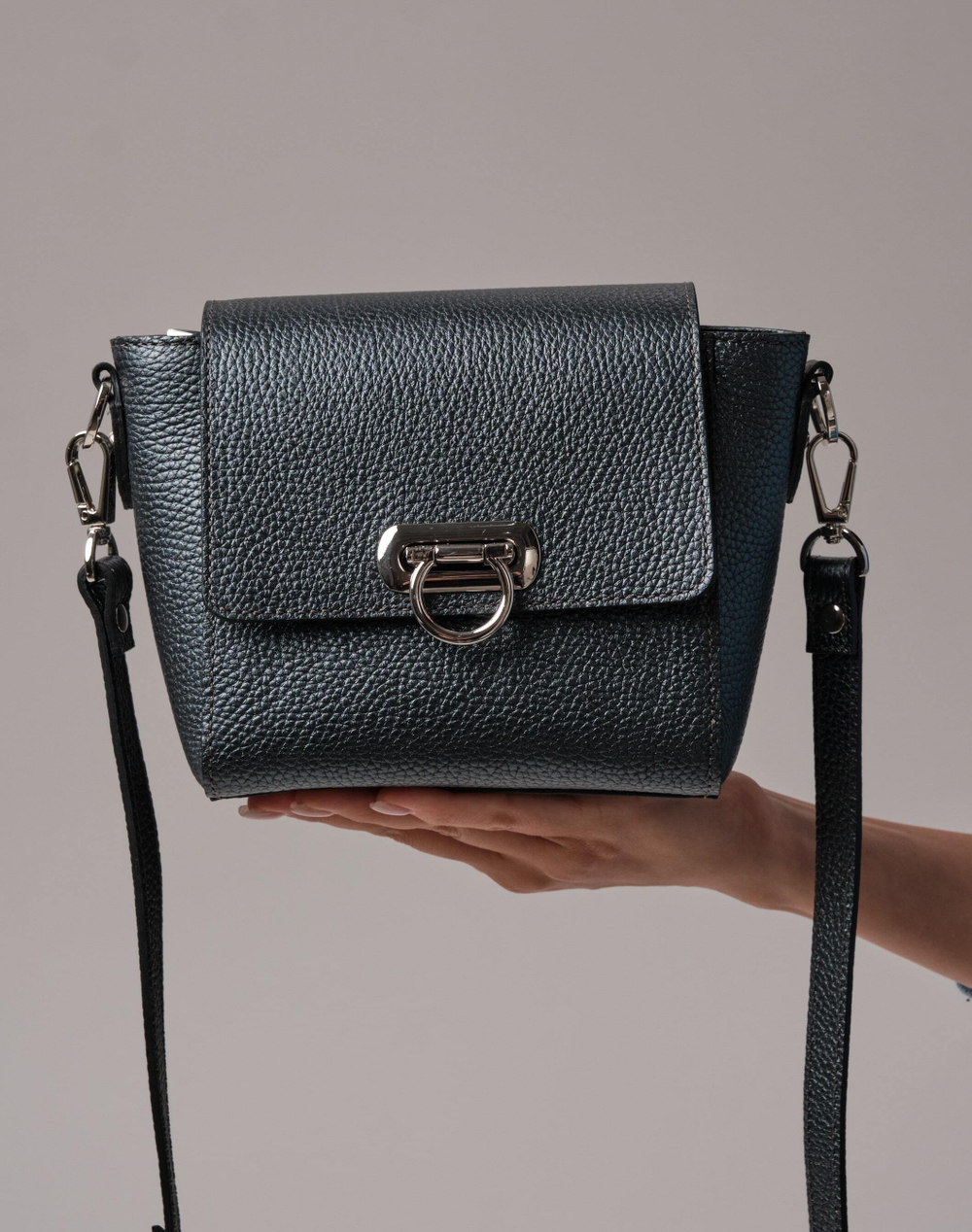 Сумка кожаная через плечо черный металлик