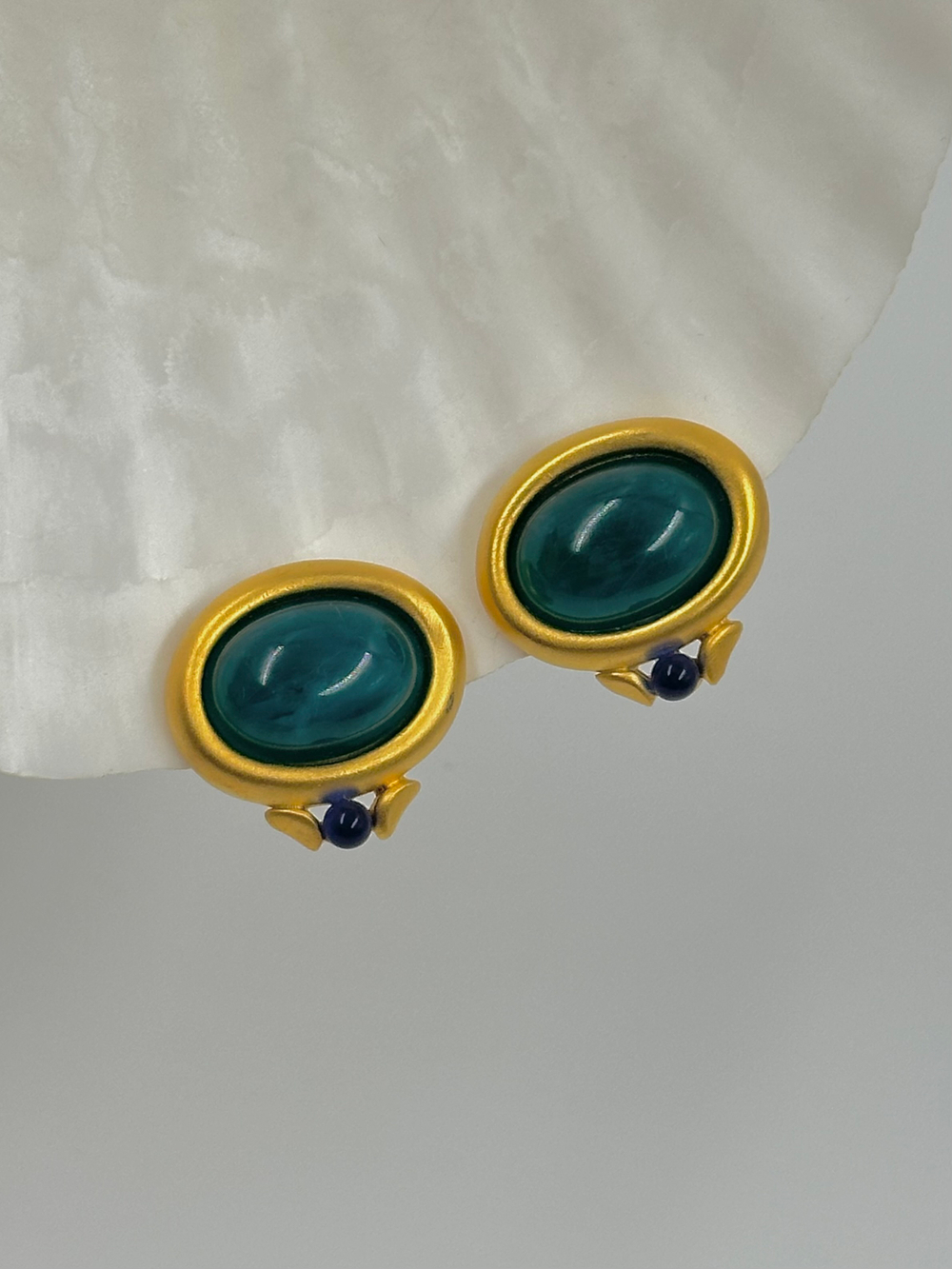 Клипсы с зелёными кабошонами Givenchy