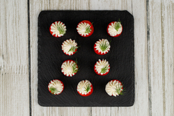 Помидор черри, фаршированный сырным кремом