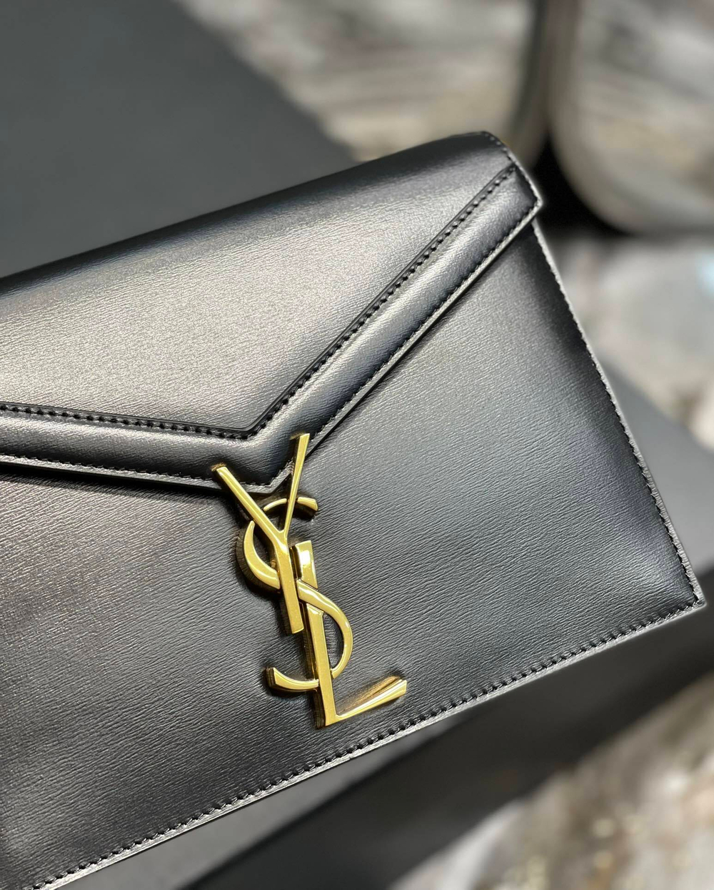 YSL Cassandra Medium 22 cm