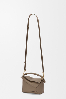 Loewe Мини-сумка Puzzle Edge из мягкой зернистой телячьей кожи, серо-коричневый