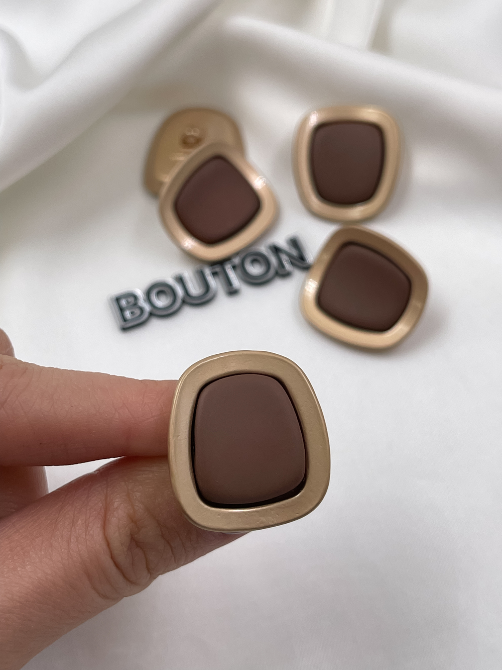 Пуговицы матовое золото коричневые прямоугольные