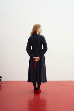 Платье с защипами на груди из темно-синего хлопка-твил