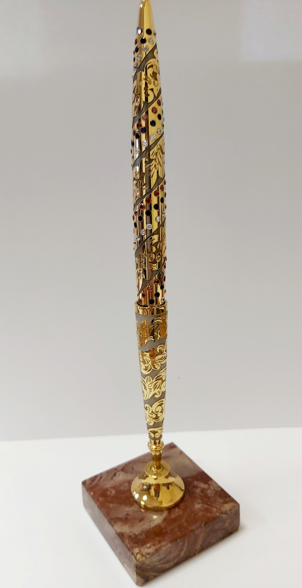 Золотая ручка "Триколор" Златоуст на подставке из яшмы