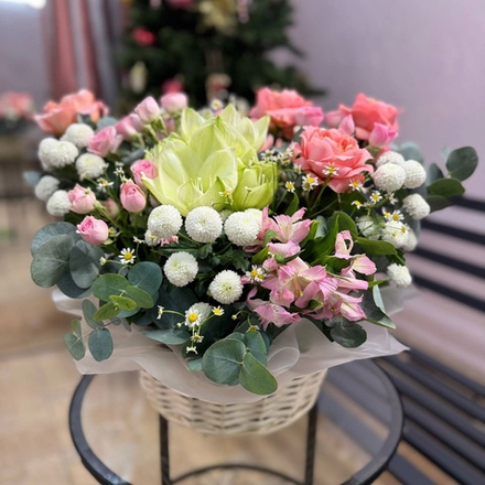 Авторская композиция в корзине с амариллисом