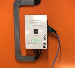 Зарядная станция EVlink PARKING Wall, RIFD (EVW2S22P04R)