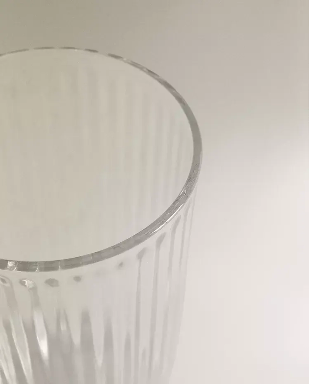 ZARA HOME СТАКАН ДЛЯ ПРОХЛАДИТЕЛЬНЫХ НАПИТКОВ ИЗ СТЕКЛА С УЗОРОМ В ПОЛОСКУ, ПРОЗРАЧНЫЙ