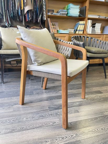 Кресло деревянное с подушками Pablito