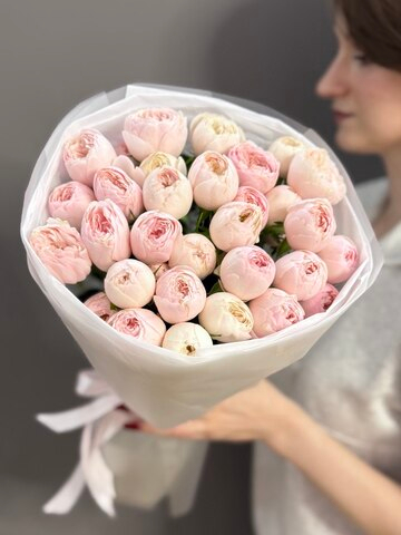 Букет из кустовых пионовидных роз сорта "Менсфилд Парк"