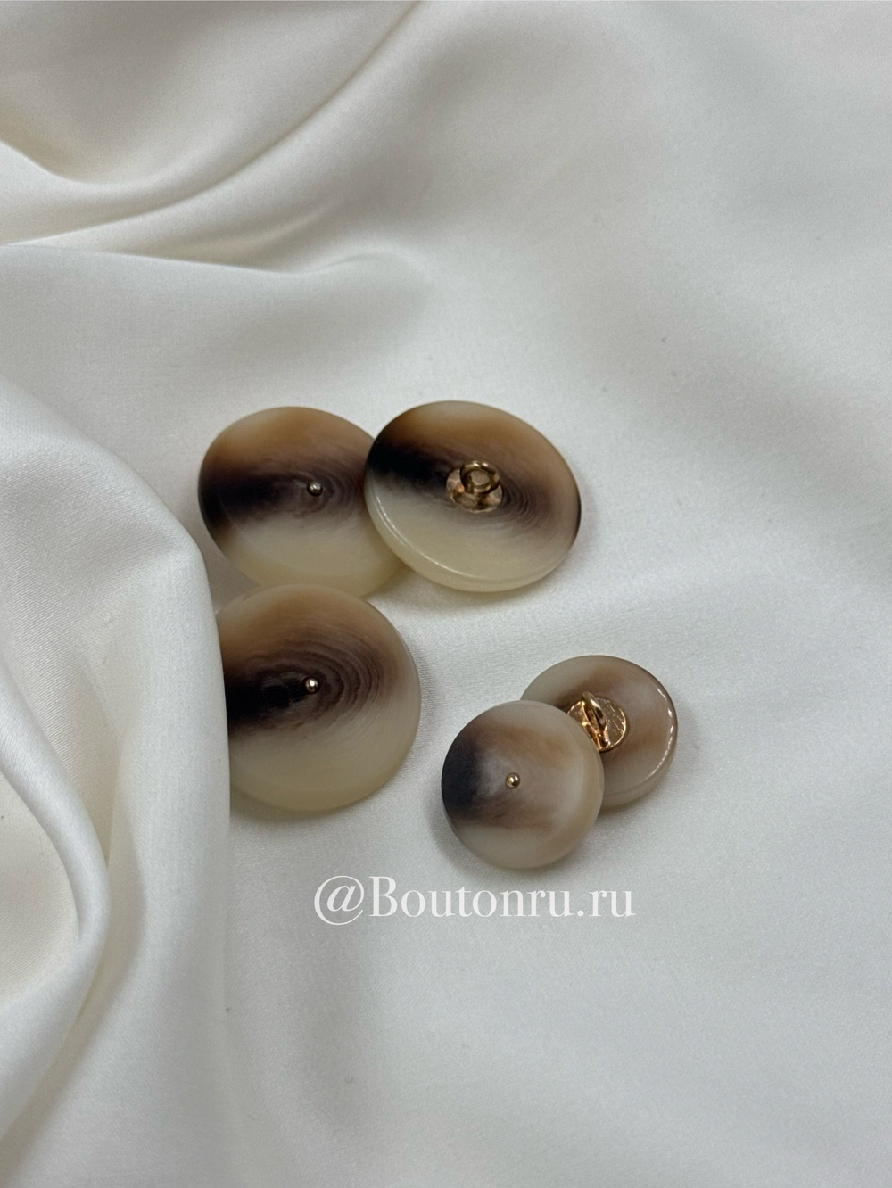 Пуговицы на золотистой ножке светло бежевые с коричневыми прожилками