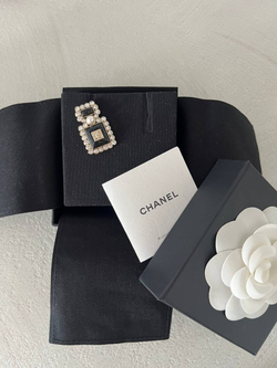 Брошь Chanel Perfume Bottle CC Logo Brooch Crystal