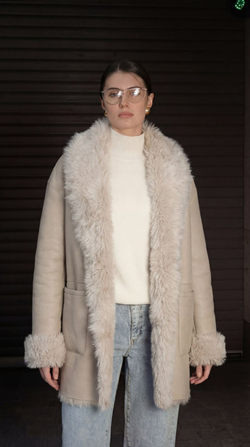 Дубленка двусторонняя белая Тиградо