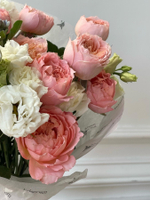 Букет в вазу с пионовидной персиковой  кустовой розой