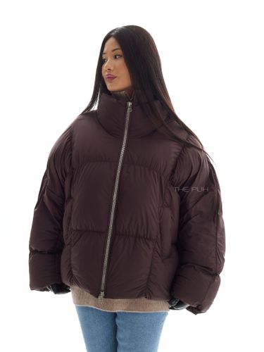 Объемный шоколадный пуховик со съемной манишкой-капюшоном
