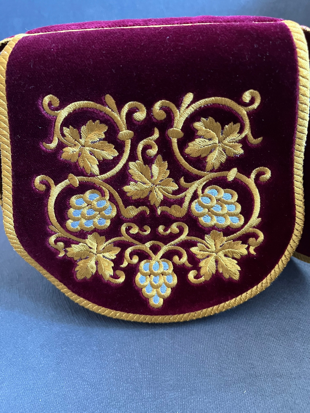 Бархатные покровцы с вышивкой бордо