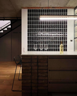 Стеклоблок половинка черный окрашенный изнутри Vitrablok 19х9х8см.