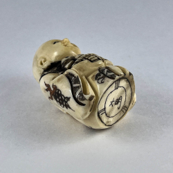 Статуэтка нэцкэ Ребенок Карако с священными карпами