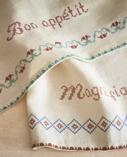 ZARA HOME КУХОННОЕ ПОЛОТЕНЦЕ ИЗ ХЛОПКА С ВЫШИВКОЙ, ЭКРЮ