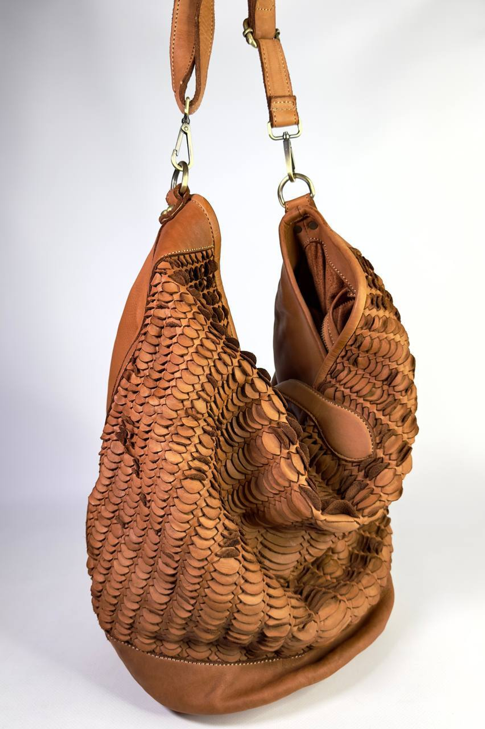 Женская большая плетеная сумка цвета whisky