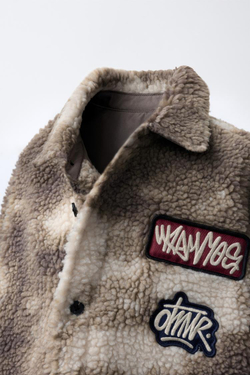 ZARA КУРТКА-РУБАШКА ИЗ ИСКУССТВЕННОЙ ОВЧИНЫ С ЗАПЛАТКАМИ В СТИЛЕ ТАЙ-ДАЙ, КОРИЧНЕВЫЙ