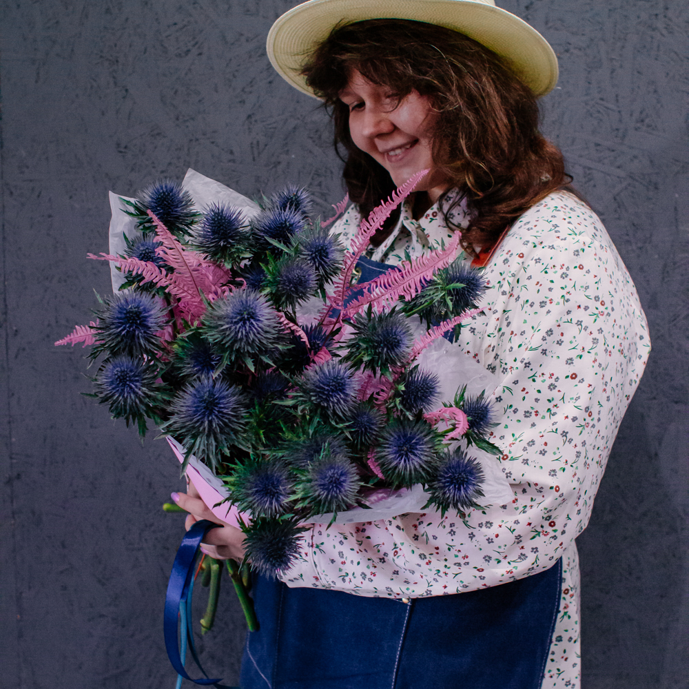 60. Запоминающийся сине-розовый букет с эрингиумом