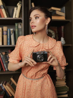 Платье с отложным воротником