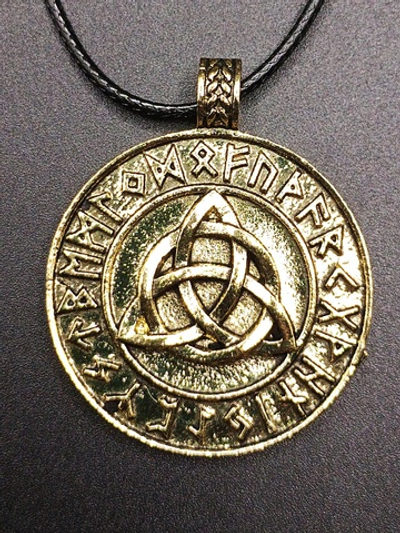 Славянский оберег Триглав