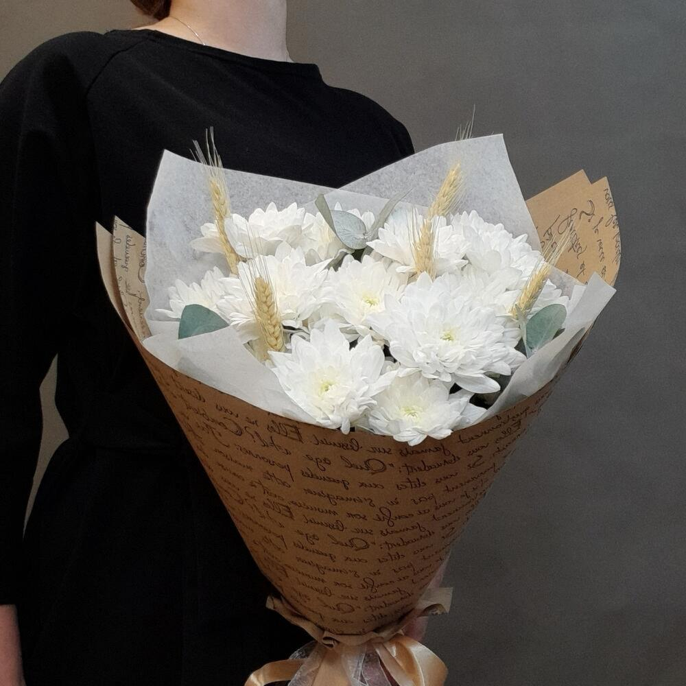 Авторский букет из кустовых хризантем в крафте