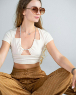 топ с декоративной цепочкой