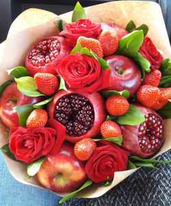 Букет из гранатов, красных роз, яблок и клубники