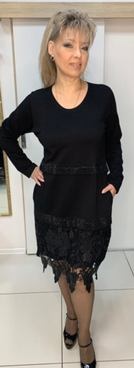 Трикотажное черное платье со стразами и ажурным низом