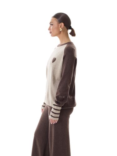 Шоколадный трикотажный костюм с сердцем